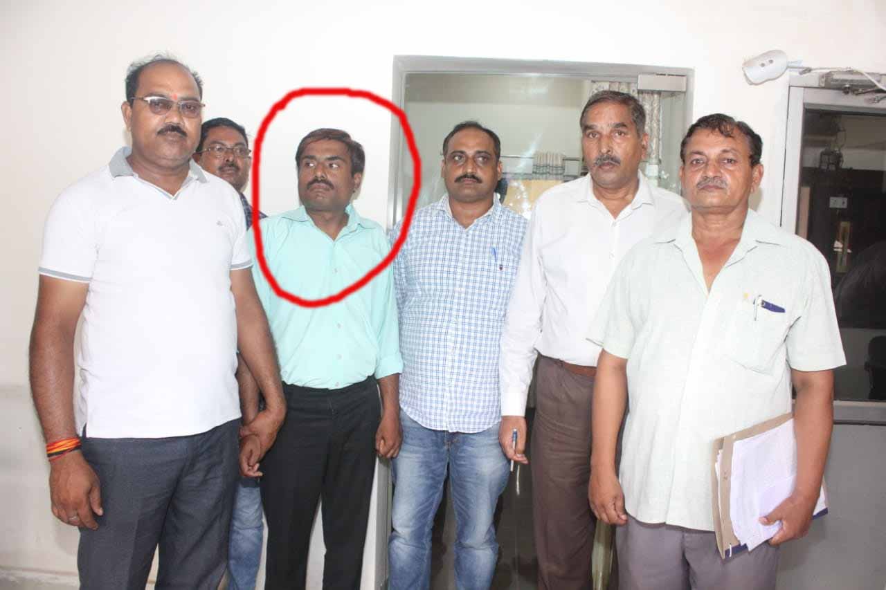 10 हज़ार की रिश्वत के साथ घूसखोर वरिष्ठ लिपिक गिरफ्तार