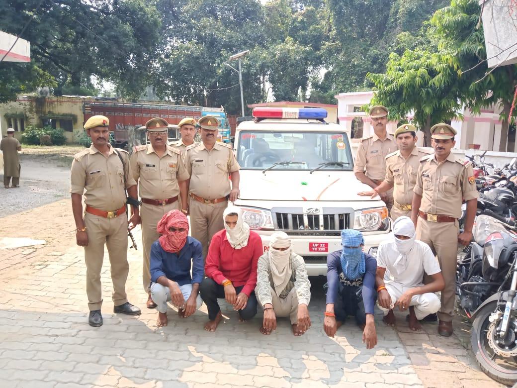 ईटौजा पुलिस को मिली बड़ी कामयाबी ट्रक चालको से वसूली करने वाले 5 गिरफ्तार