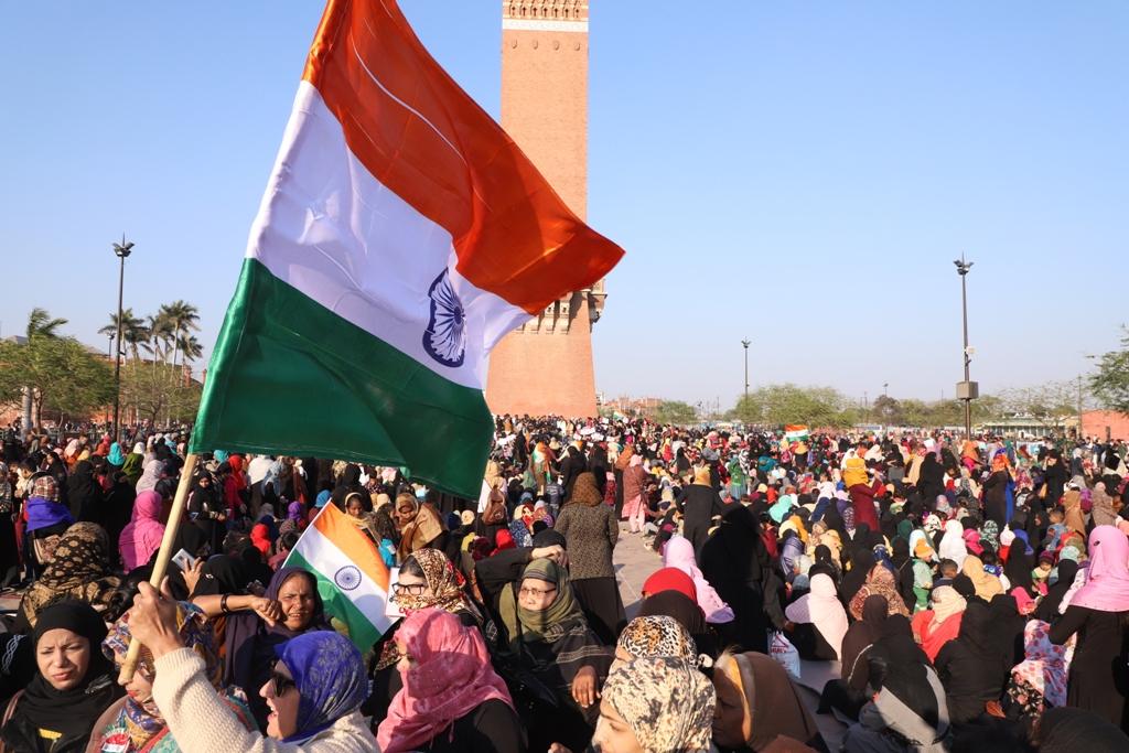 लखनऊ के घंटा घर पर विस्तार लेता विरोध प्रर्दशन प्रदेश भर की महिलाओ का पहुॅचना जारी