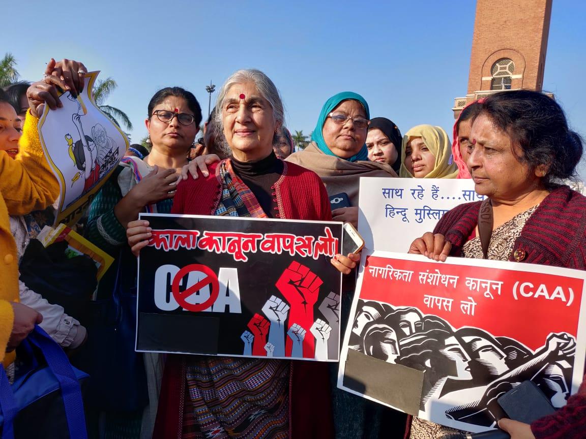 सीएए, एनआरसी का विरोध कर रही महिलाओ ने घंटा घर के मैदान में रखा रोज़ा और वृत