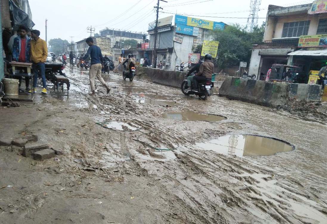 बारिश मे बदहाल हुई सड़क 6 घंटे मे वाहन समेत गिरे 41 राहगीर