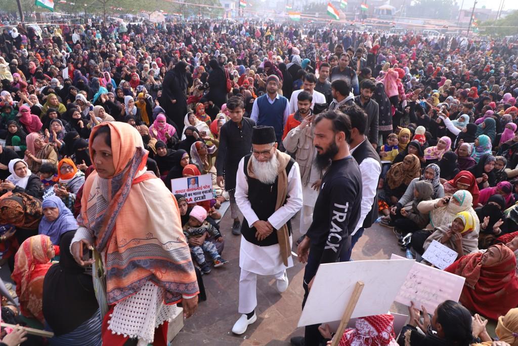 घंटा घर के मैदान मे 12वें दिन भी जारी है विरोध प्रदर्शन