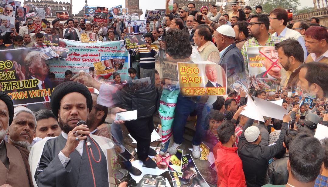 अमेरिकी राष्ट्रपति डोनाल्ड ट्रंम्प की भारत यात्रा के खिलाफ जुमे की नमाज़ के बाद आसिफ मस्जिद में विरोध प्रदर्शन हुआ