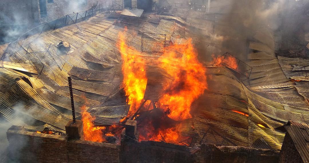प्लाईवुड और तेज़ाब फैक्ट्री मे लगी भीषण आग तीन मज़दूर झुलसे