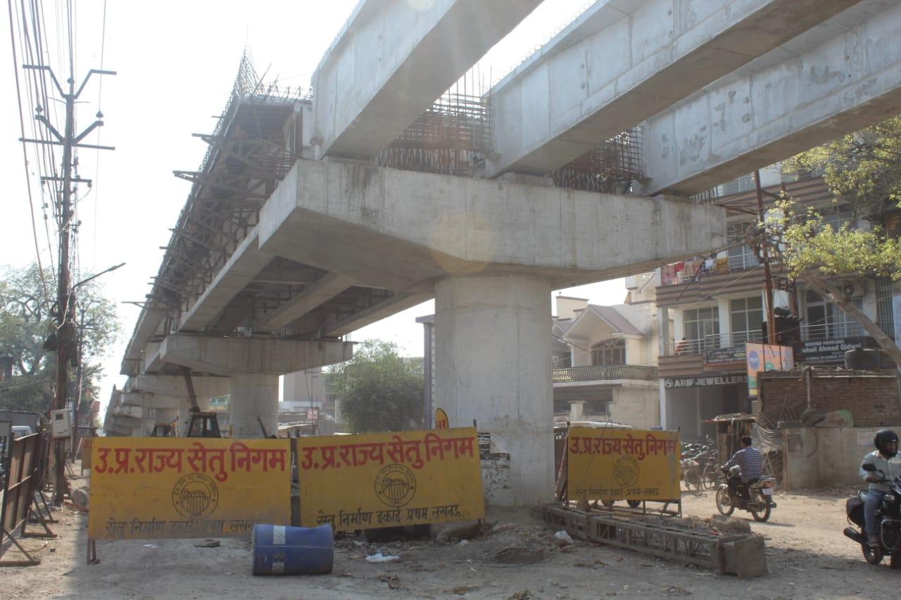 सेतु निगम की मनमानी जगह जगह रास्ते किए बन्द पतली गलियो मे घंटो जाम मे फंस रहे है लोग