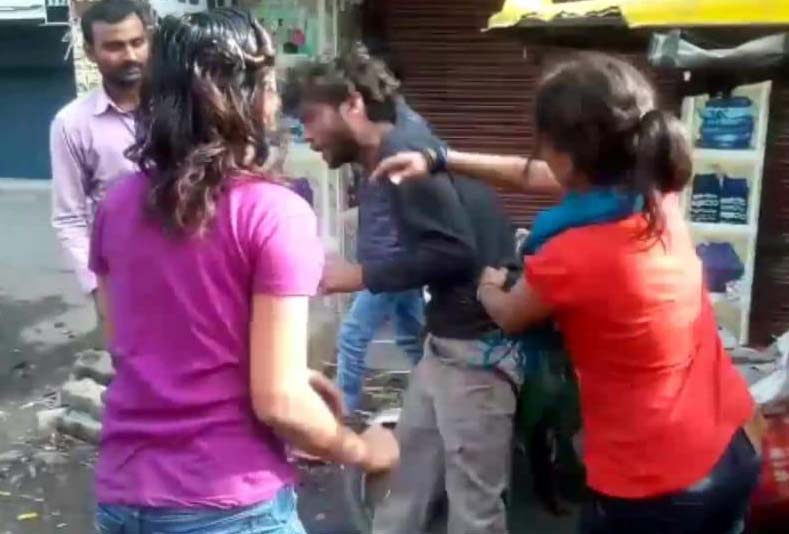 बेटियो ने दिखाया साहस शोहदे की सरे राह कर दी पिटाई