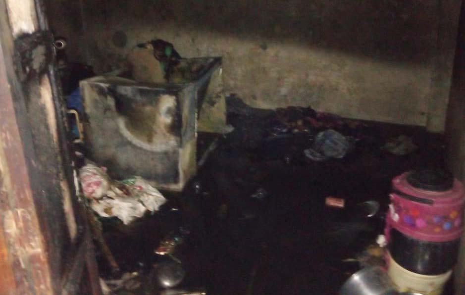 चाय बनाते समय घर मे लगी आग फटने से बचा गैस सिलेन्डर मोहल्ले मे मच हड़कम्प