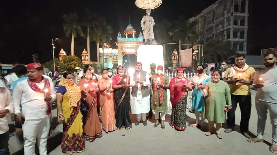 हाथरस गैंगरेप की घटना में मारी गई युवती को लखनऊ में दी गई श्रद्धांजलि